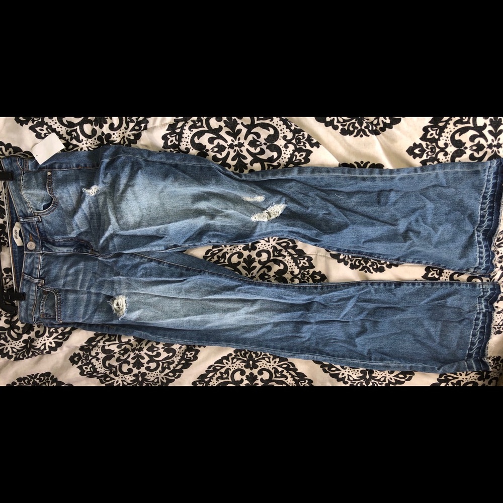 CHAROTTE RUSSE MID RISE MEDIUM WASH JEANS. SIZE 6